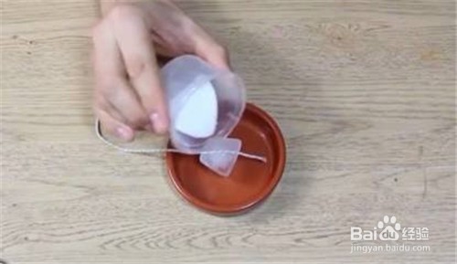 利用钓冰块、这是谁游戏，培养幼儿的观察力