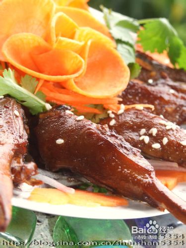 蒜香烤鸭下巴的做法