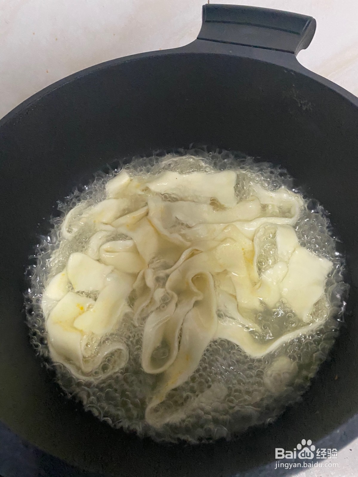 新疆大盘鸡的手工拉面条