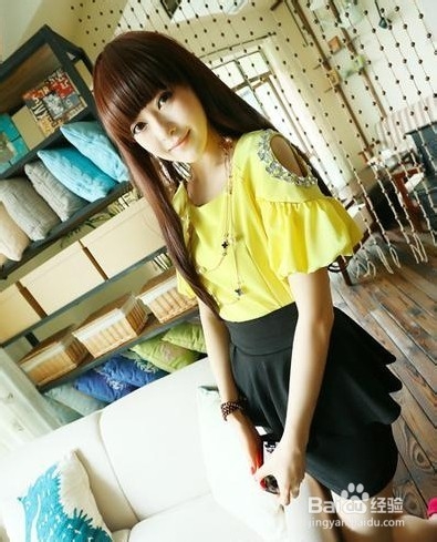 露肩雪纺衫搭黑色短裙怎么样