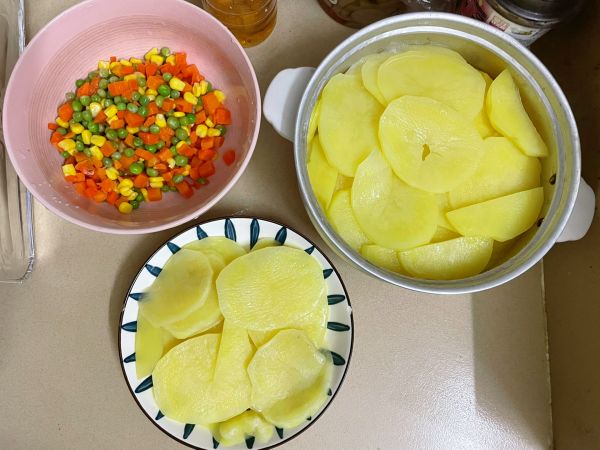 胡萝卜玉米青豆粒土豆饼