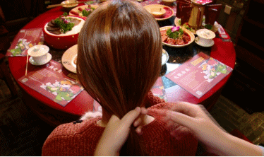 不用橡皮筋怎么把头发扎起来