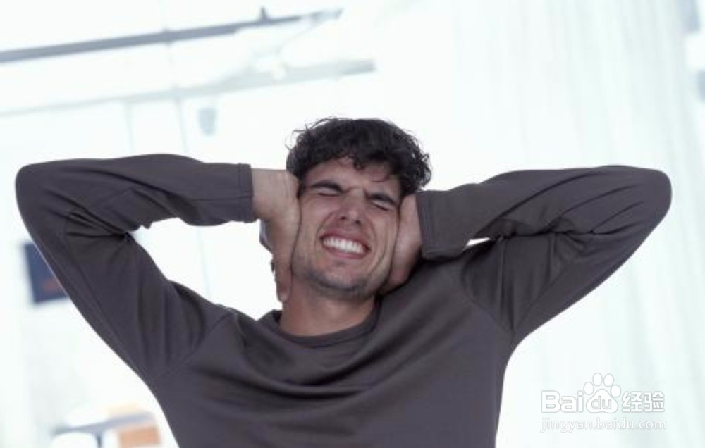 耳朵好像有东西堵住了说话耳膜会震动怎么办