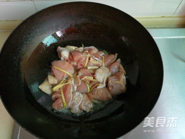 鸡肉宽粉炖红蘑