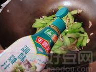 板筋肉炒芥蓝头--做法