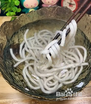 如何自制凉拌酸辣土豆粉?