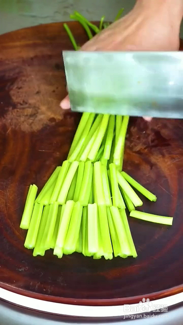 如何制作好吃的芹菜烧粉条