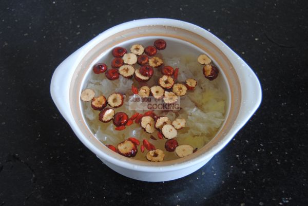 草莓红枣银耳羹