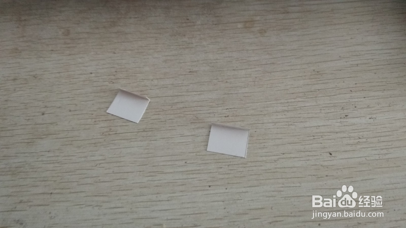 如何用两个正方形硬卡纸做简易的中性笔的支架