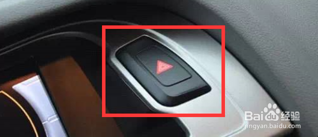 在雪天临时停车要开启前照灯和雾灯