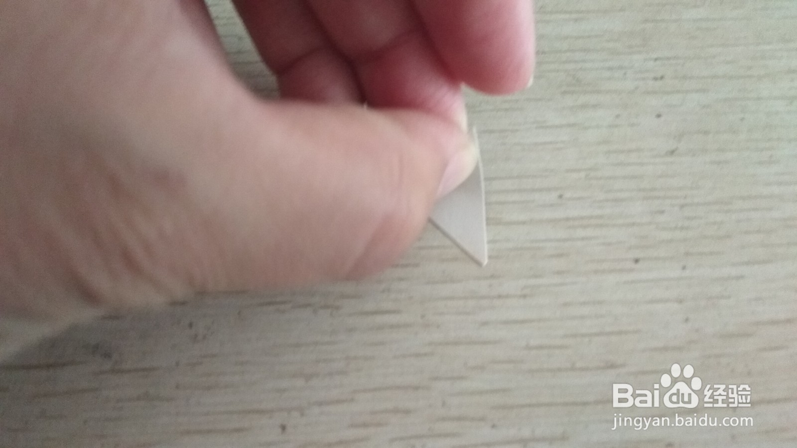 如何用两个三角形硬卡纸做简易的中性笔的支架