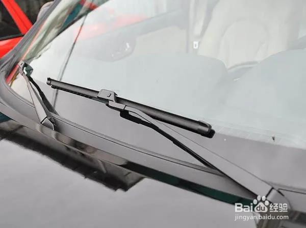 如何自己动手换汽车雨刷?