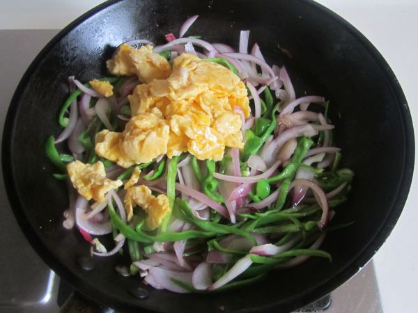 青椒洋葱炒鸡蛋