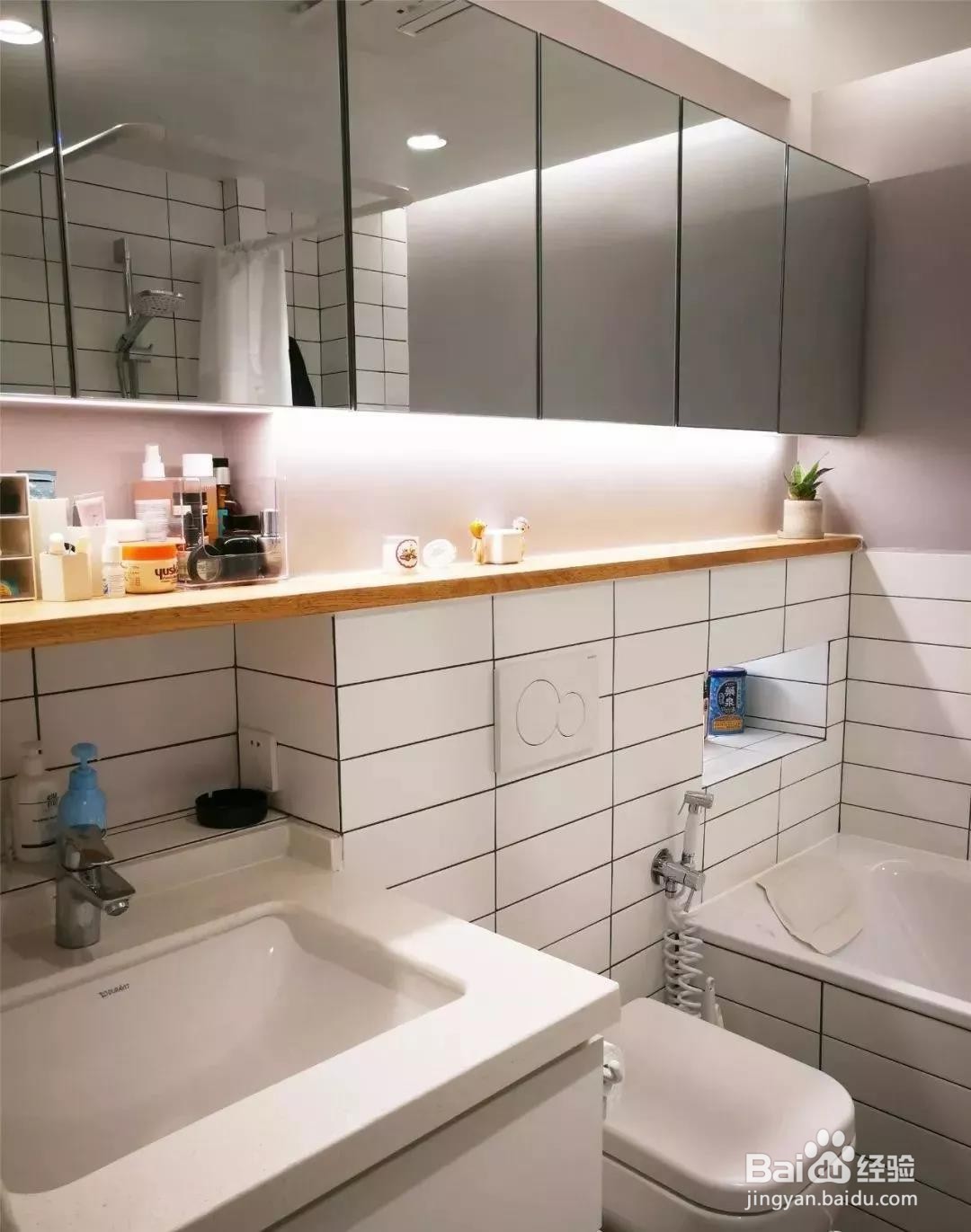 60平的原木风小户型，把收纳做成嵌入式的