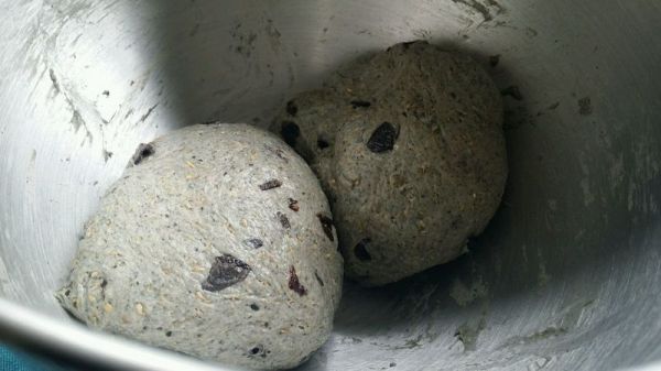 全麦黑提黑芝麻包