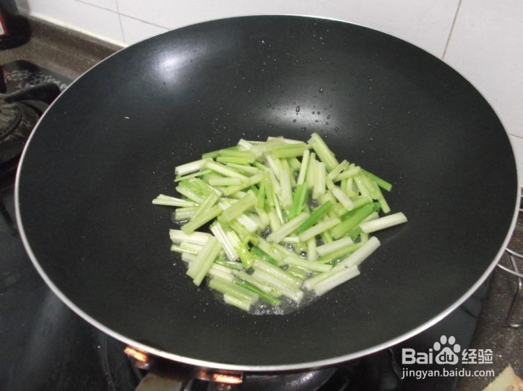 芹菜炒香干的做法