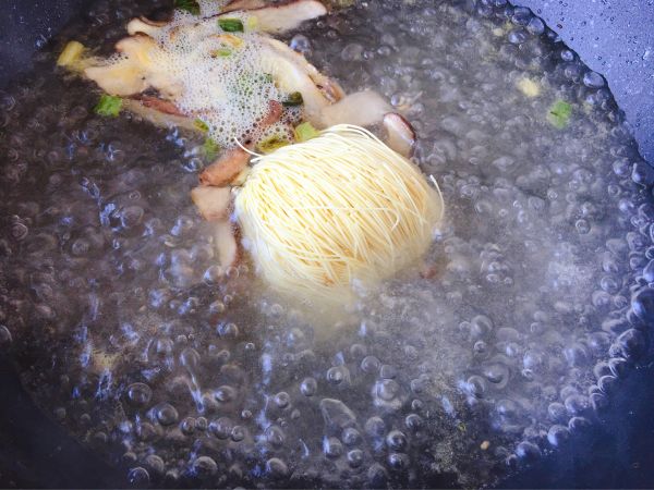 香菇菠菜鸡蛋面