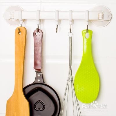 如何让吸盘挂钩更牢固的吸在墙面上