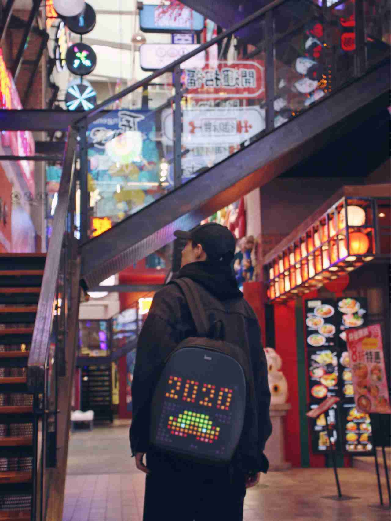 想要清凉又玩酷，就All Black配短裤