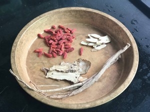 自己在家做药膳炖鸡脚的做法