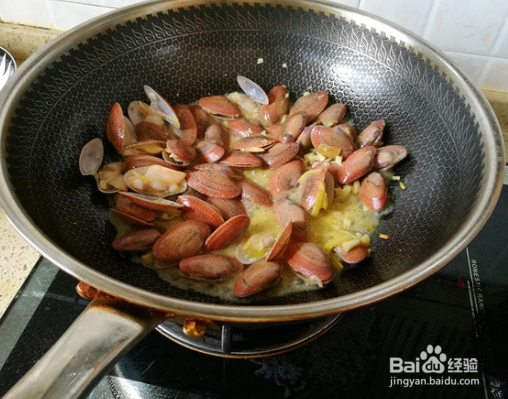 双椒炒花甲在家怎么做呢?