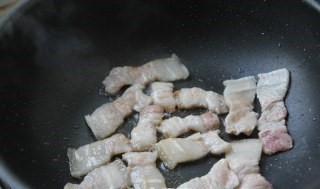 五花肉芋头焖饭的做法