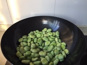 食补养生素炒蚕豆的做法