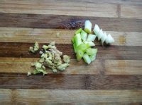 肉末炒蚕豆的做法