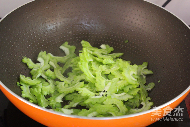 腊肉炒苦瓜的做法