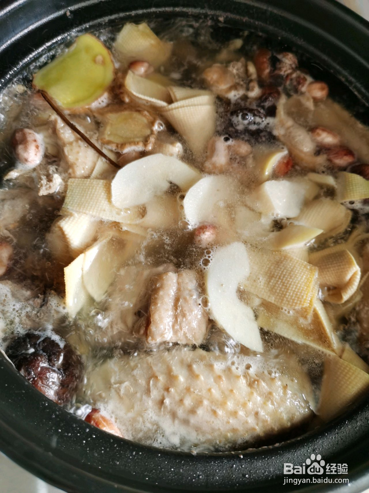 土鸡汤竹笋香菇的做法