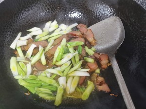 蒜苗炒腊肉好吃的做法
