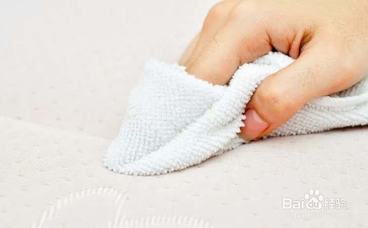 如何清理床垫上的尿渍?