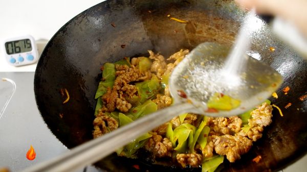 先炒莴笋还是炒肉