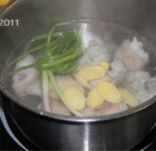 姜葱花生焖猪蹄