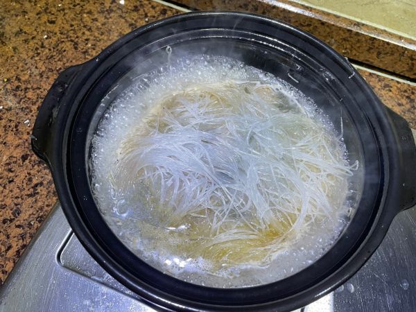 鲜虾生蚝粉丝煲