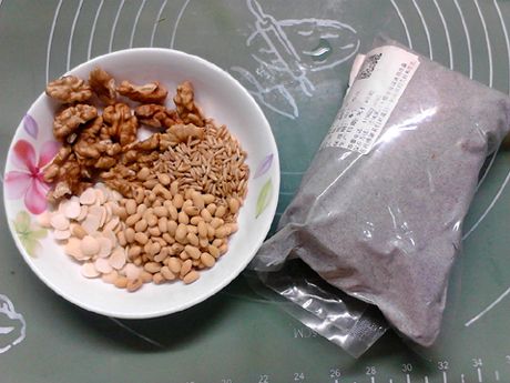 黑米燕麦杏仁核桃露