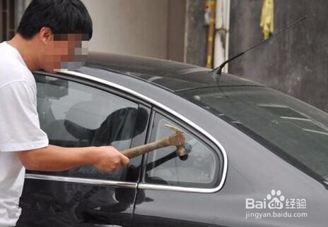 车钥匙不小心锁到车里怎么办