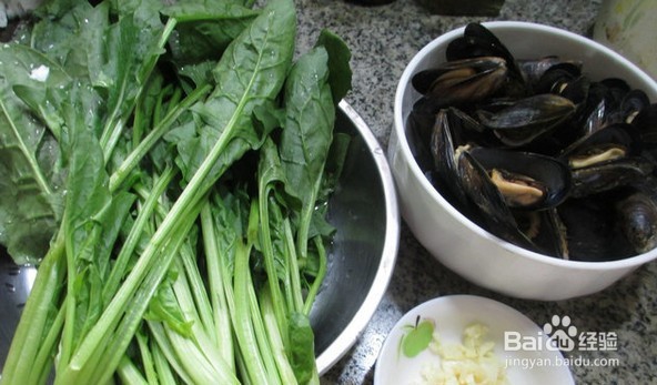 菠菜拌淡菜的做法