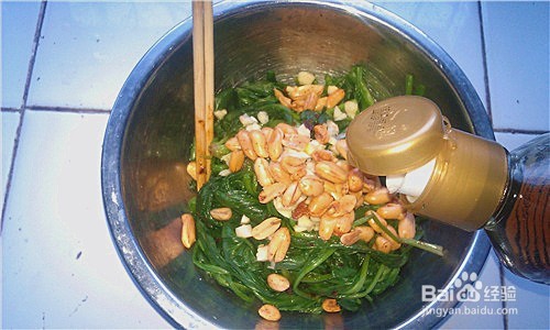 如何做出美味的香酥花生米拌菠菜