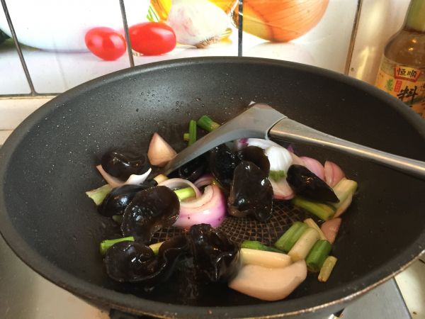 酱爆猪肝盖浇饭