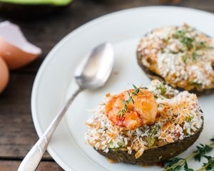 如何制作美味的奶香鲜虾烤牛油果盏