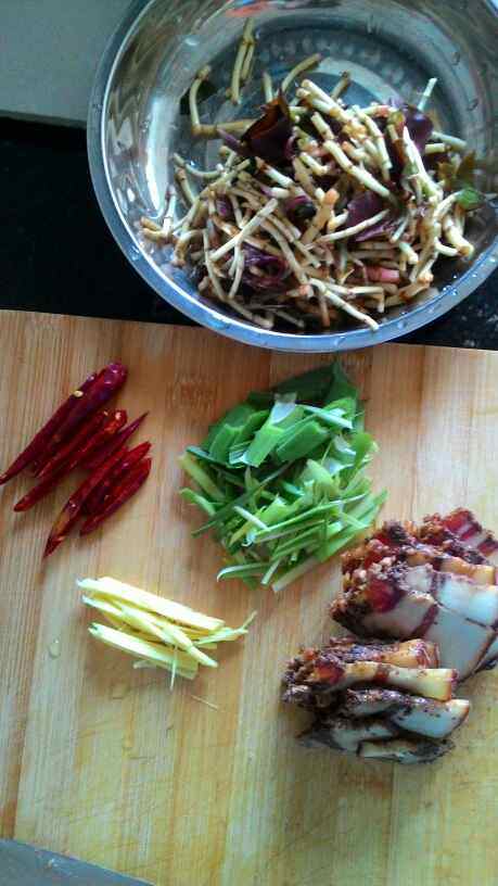 折耳根炒老腊肉，超级开胃菜