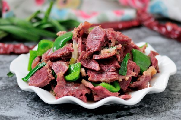 回锅牛肉炒青椒蒜苗