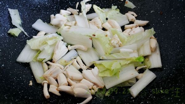 菌菇白菜焖鱼丸