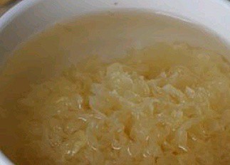 银耳搭配它们熬制一道健脑安神营养汤