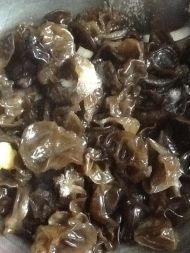 黑木耳炒肉的做法