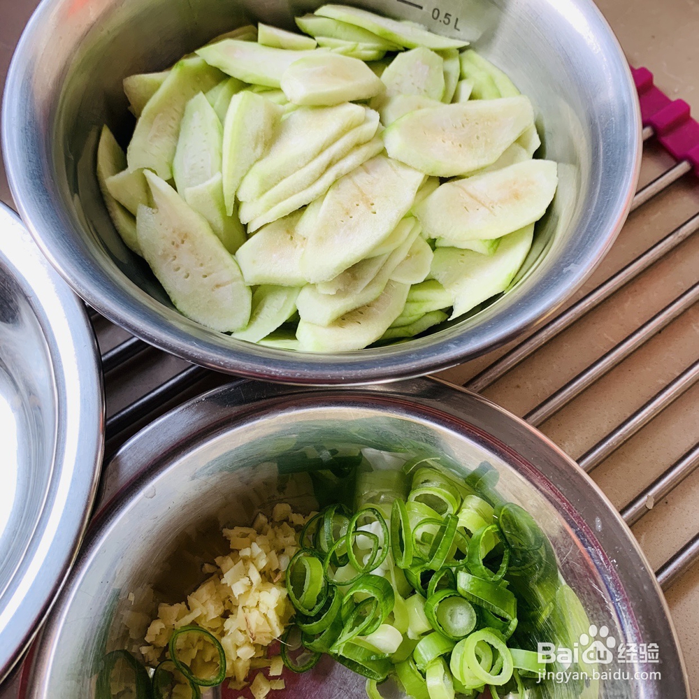 丝瓜虾皮熬制的咸蛋汤