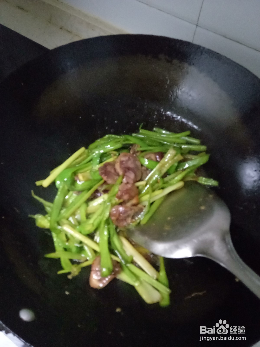 芹菜青椒炒香肠