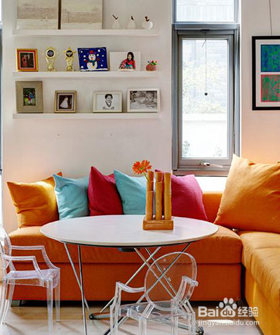 沙发后亦成风景 妙用装饰画巧饰家