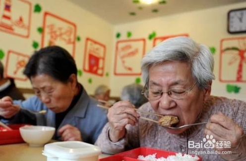 在饮食方面老年人需要注意哪些方面？